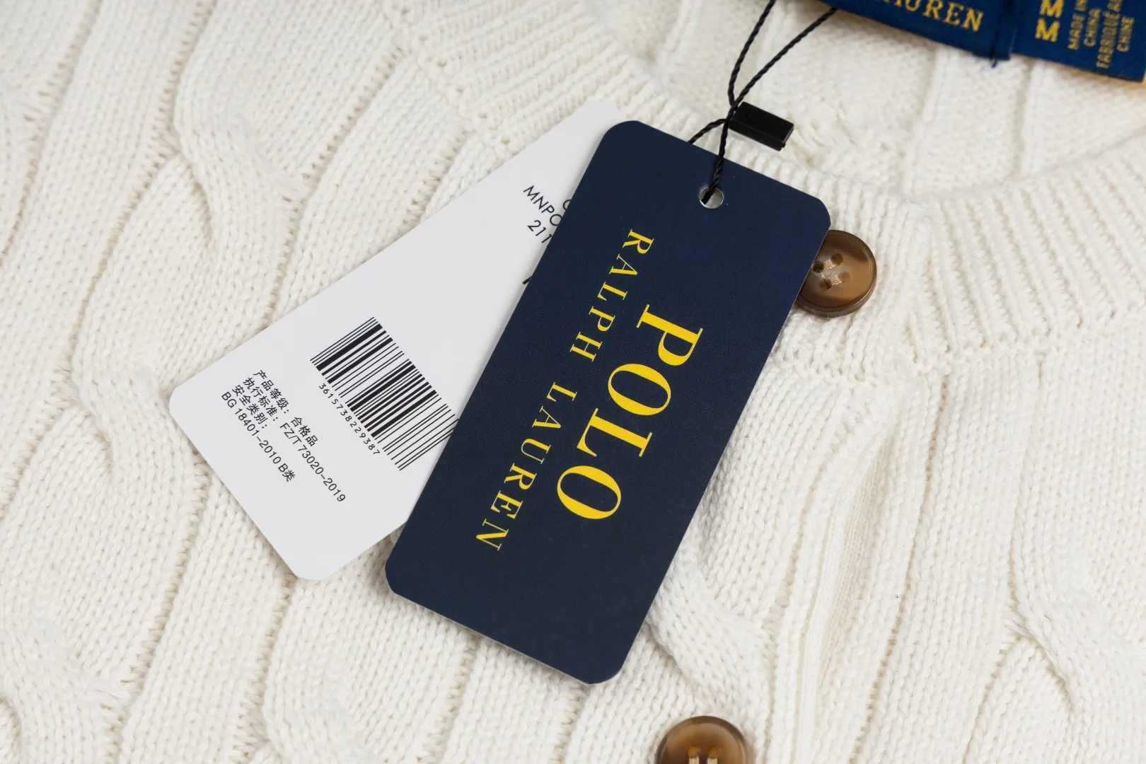 P230 #R93 RALPH LAUREN Ralph Lauren twelve colors classic small label embroidery logo seven-button knitted cable cardigan sweater women's top, high-density LOGO embroidery on the chest, original customization of tag accessories. Made of pure cotton yarn, pure cotton is skin-friendly and comfortable, small label war horse embroidered twist button cardigan sweater 🐎 high quality, follow the blogger to learn how to wear it! Let’s buy a Ralph Lauren cable sweater. It’s a super hard-to-find series after it became popular. It’s hard to find one on the official website. It’s simple and practical to wear, with a lazy and loose feel. The thickened fabric has more texture, feels soft and delicate, and has a loose fit. Whether worn alone or layered, you can wear different styles of fashion with just one piece!   Size: